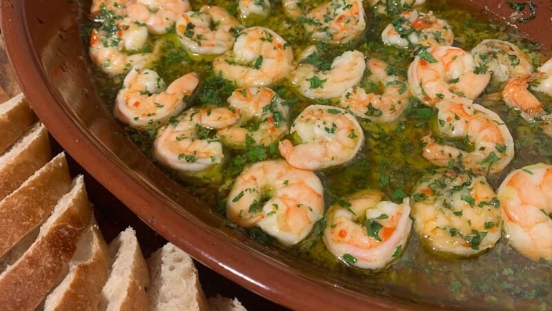 Pittige garnalen in olie, knoflook en rode pepers