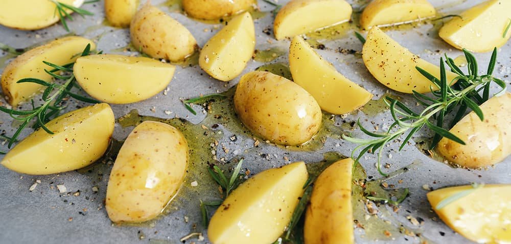 Rauwe aardappelen in de oven met rozemarijn