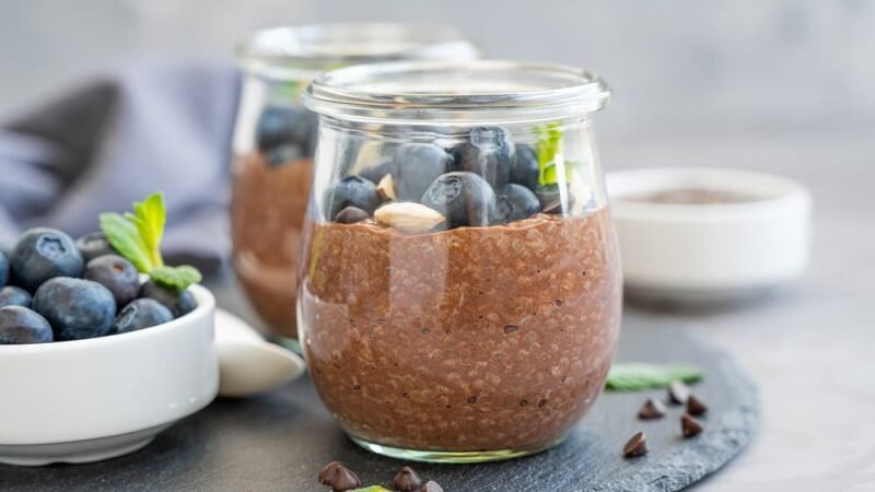 chocolade chia pudding met blauwe bessen en amandelen als dessert