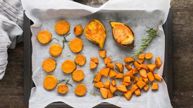 zoete aardappels op verschillende manieren gesneden