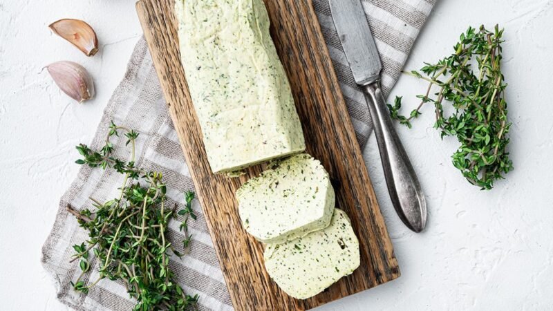 Homemade knoflookboter met kruiden
