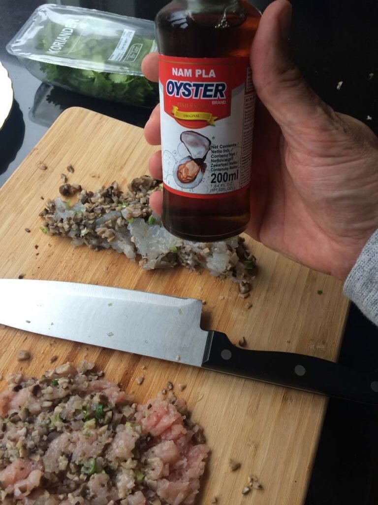 Oestersaus toevoegen aan de dim sum vulling