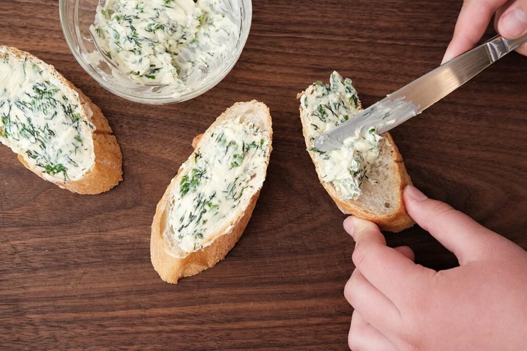 Variaties van kruidenboter met en zonder knoflook