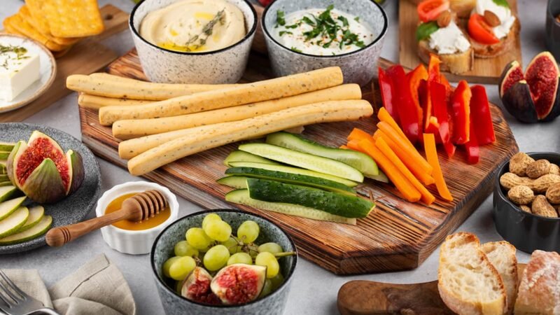 Vegetarische borrelplank hapjes serveren