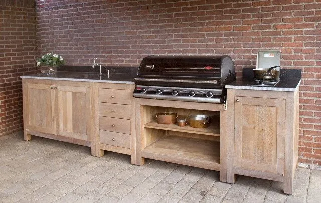 buitenkeuken van hout met kastjes en werkblad
