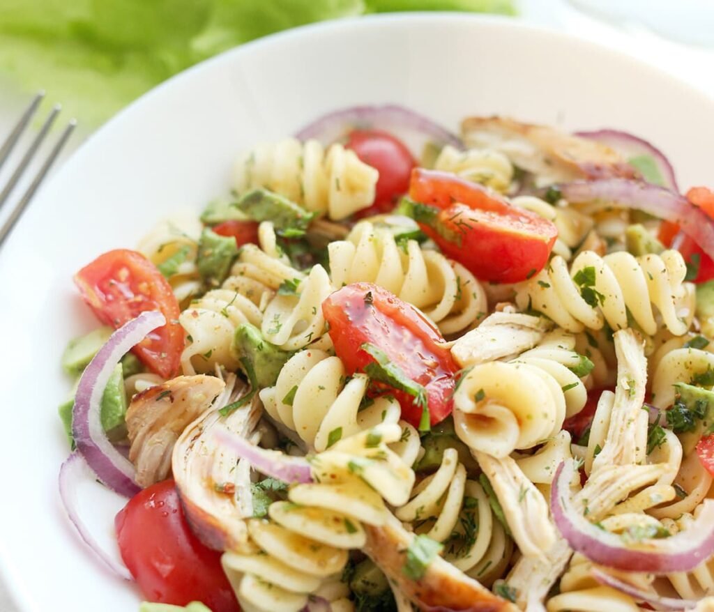 Koude pastasalade met kip, avocado en tomaatjes