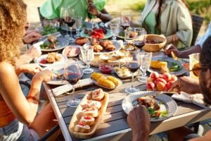 Buiten eten met vrienden tafelsetting