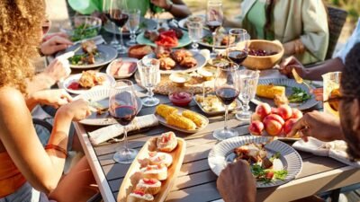 Buiten eten met vrienden tafelsetting