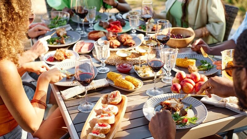 Buiten eten met vrienden tafelsetting