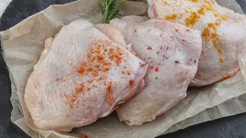 Rauwe kippendijen met kruiden