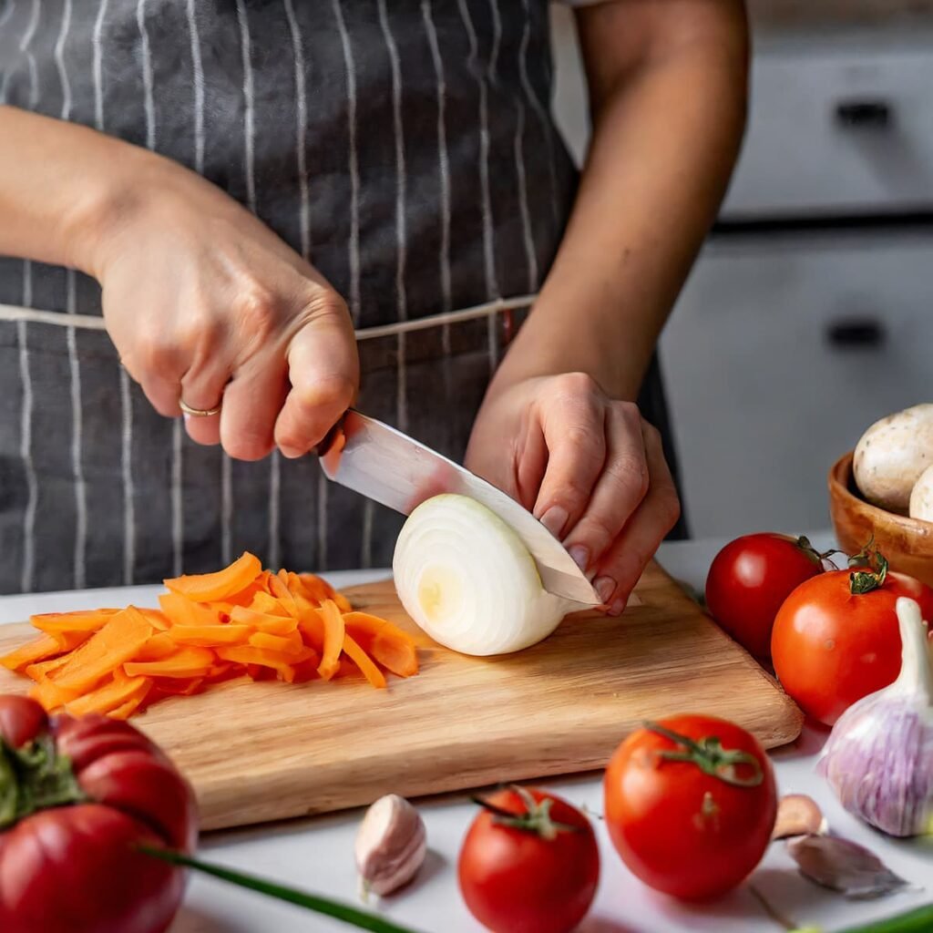 Ui, knoflook en wortels snijden