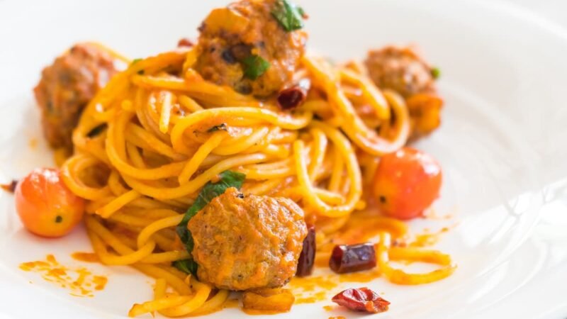 kipgehaktballetjes in tomatensaus met pasta