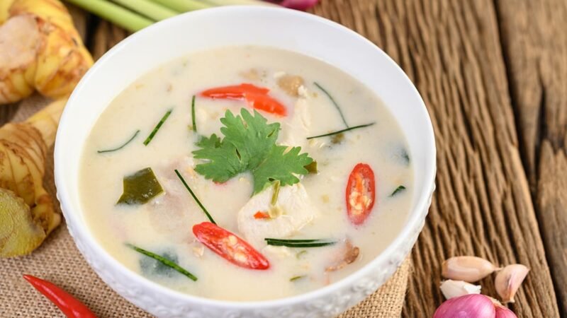 tom kha kai ook wel Thaise kippensoep met kokos