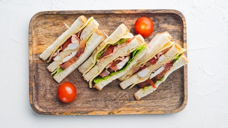 Club sandwich met kipfilet en bacon