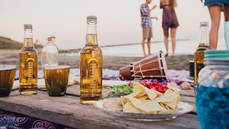 Picknicken op het strand met vrienden