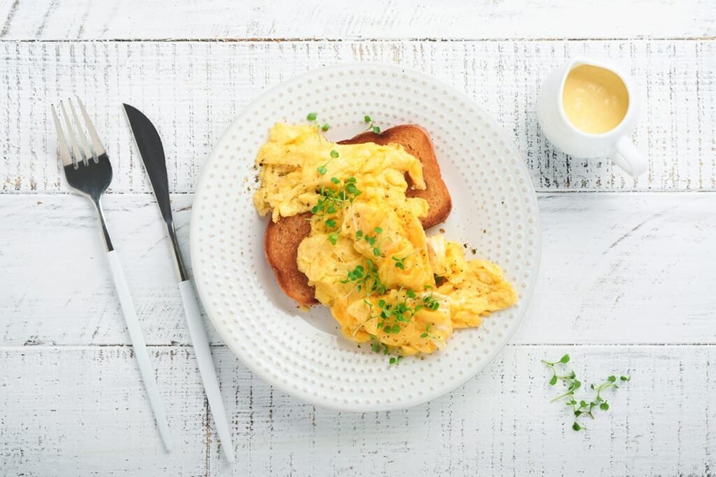 Scrambled eggs met Hollandaise saus