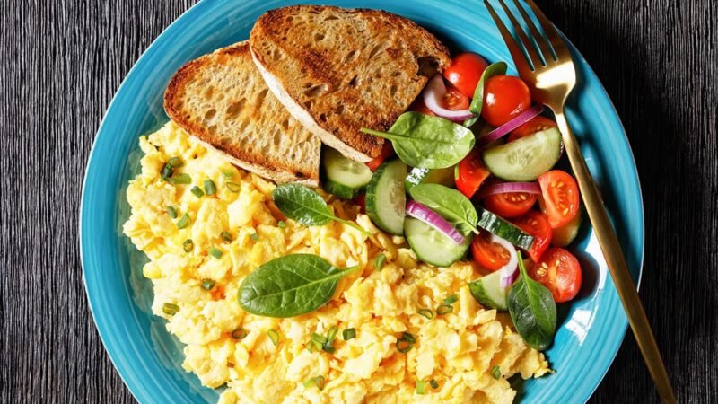 Scrambled eggs met komkommer spinazie en toast als avondeten