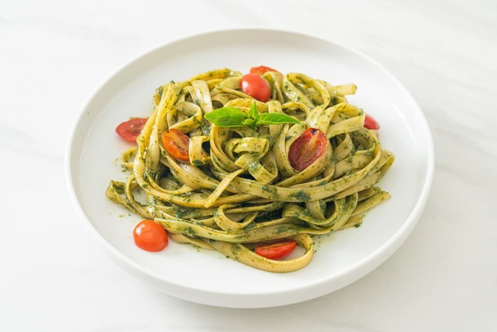 Tagliatelle met zelfgemaakte romige pesto saus