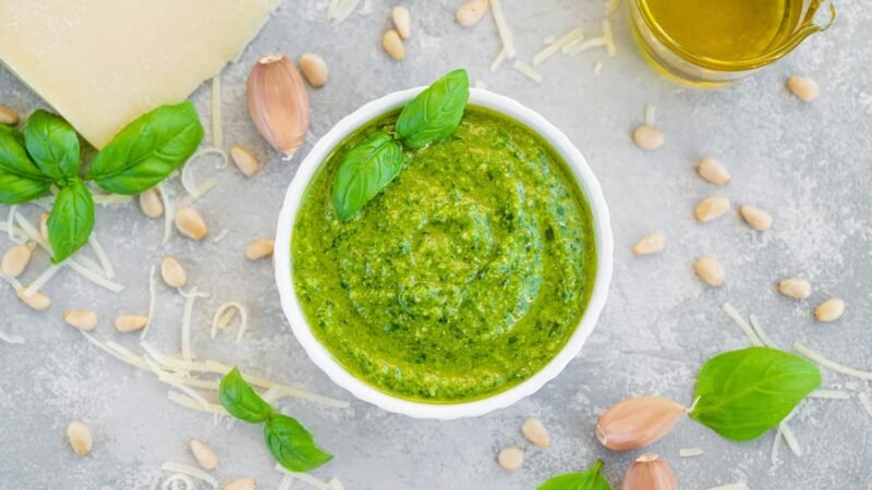 Traditionele pestosaus voor pasta en als dip te gebruiken