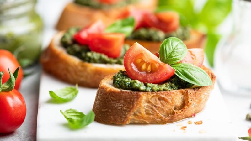 bruschetta met pesto, tomaatjes en basilicum