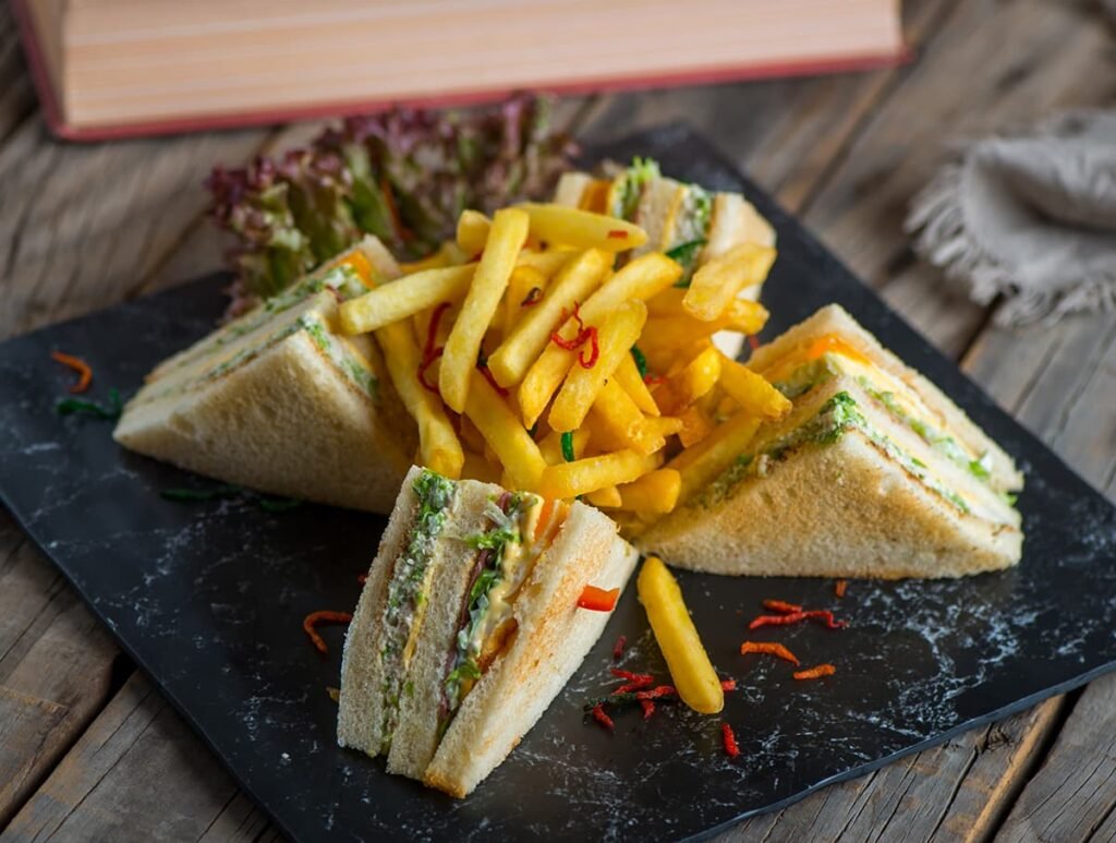 club sandwich met zelfgemaakte frietjes
