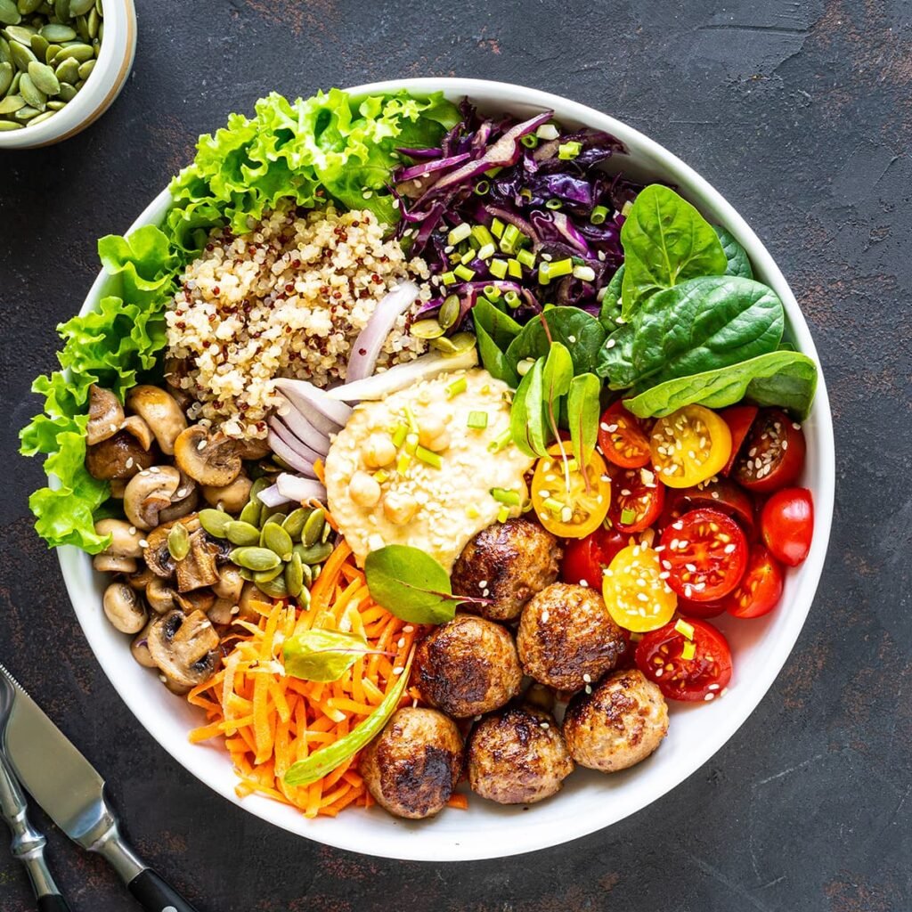 Buddha bowl maaltijdsalade met kipgehaktballetjes