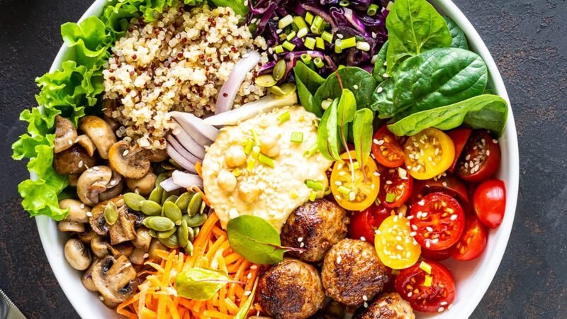 Buddha bowl maaltijdsalade met kipgehaktballetjes