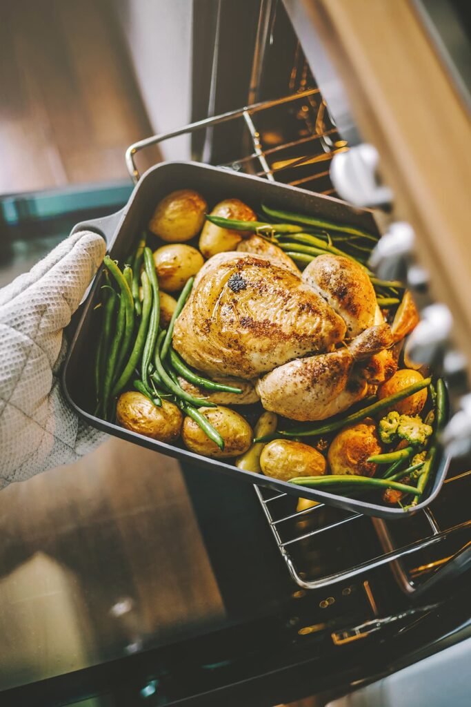 Hele kip uit de oven met krieltjes en groenten