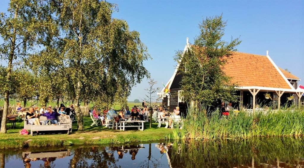 Theetuin Overleek aan het water in Monnickendam