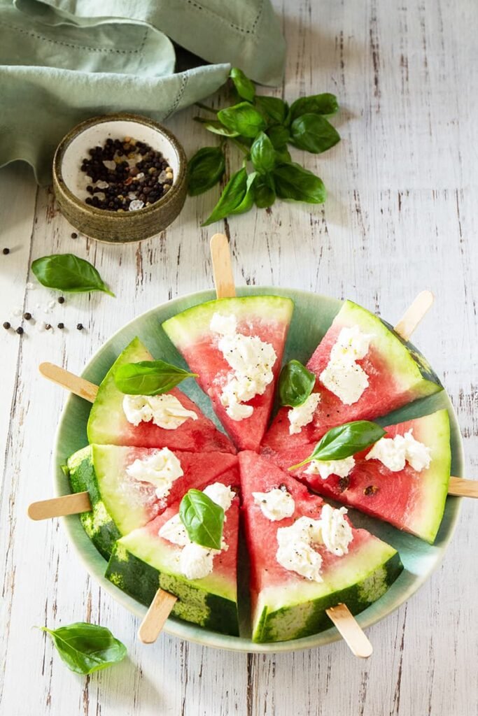 Gezonde watermeloen pizza met feta kaas en basilicum