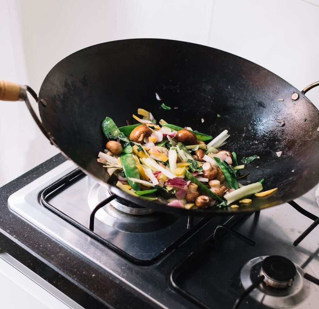 Groenten roerbakken in een wok