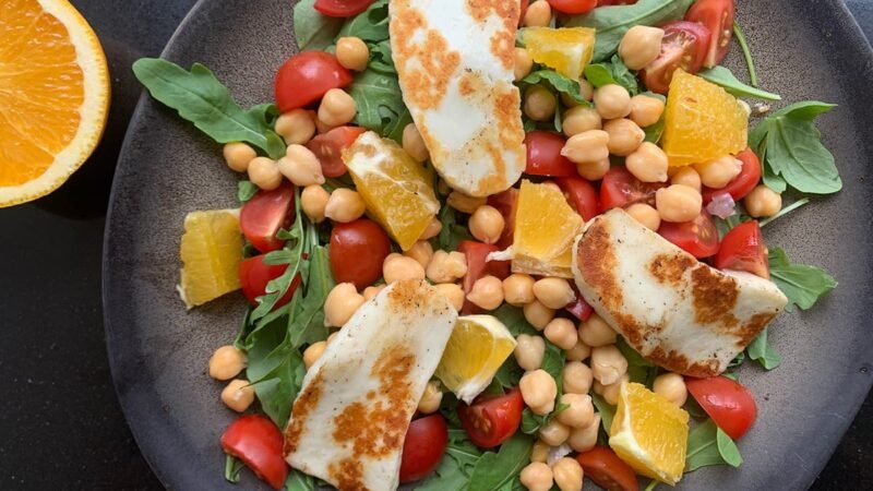 Halloumi salade met kikkererwten en sinaasappel