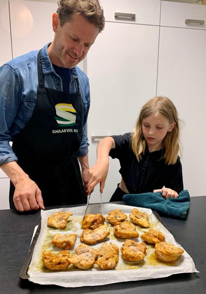 Veilig koken met kinderen kip gebakken in de oven
