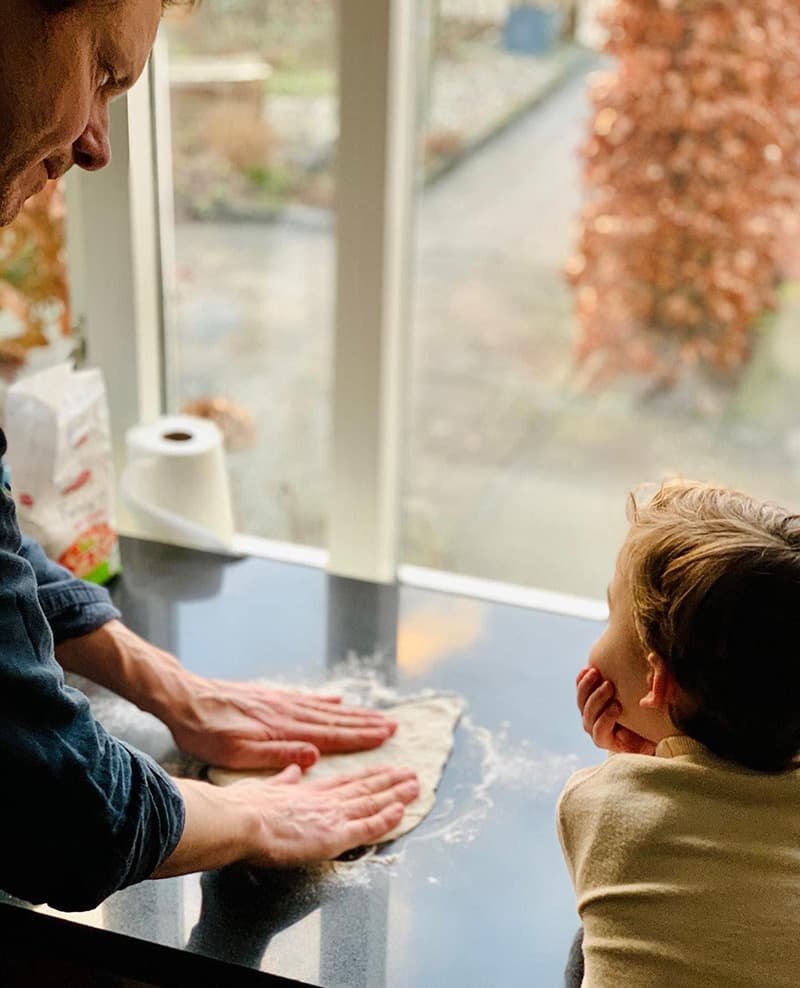 Veilig koken met kinderen pizza bodem vormen