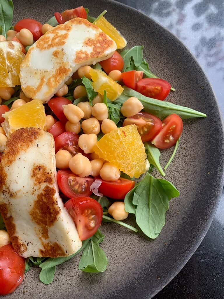 Halloumi salade met kikkererwten en sinaasappel