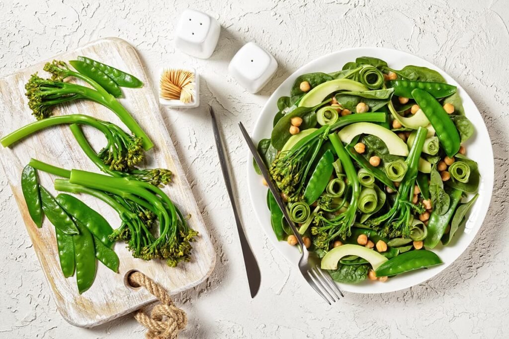 Groene salade met broccoli als kerstgerecht