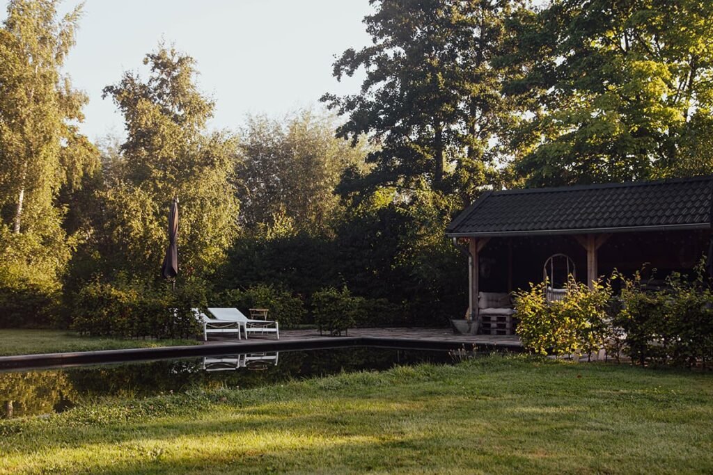 logeerderij de Kukel tuin met zwemvijver