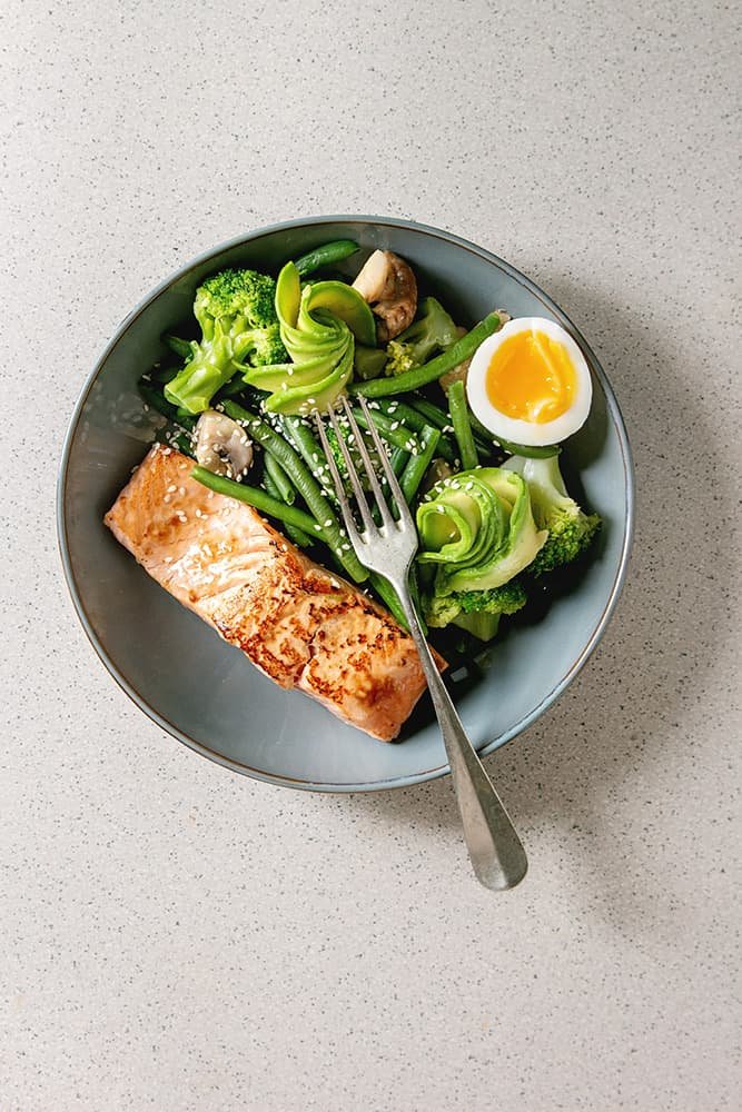 Zalm met broccoli, boontjes, champignons en een eitje