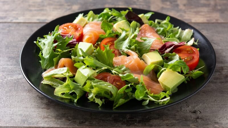 Zalm salade met tomaat en avocado