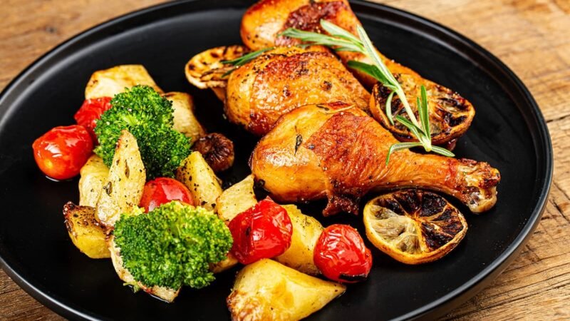 Kipdrumsticks uit de oven met broccoli en aardappelen