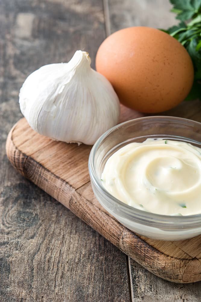 Knoflooksaus maken met verse ingredienten