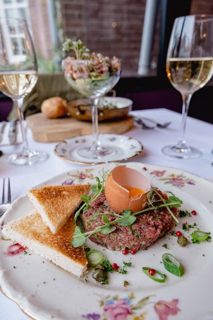 Voorgerecht steak tartare bij The Local Bitstro in Zandvoort aan Zee