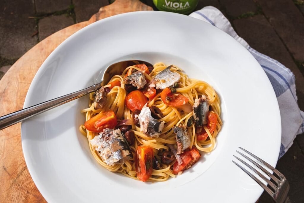 Pasta con le sarde in een biep bord