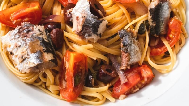 Pasta con le sarde met tomaat, ansjovis en kappertjes