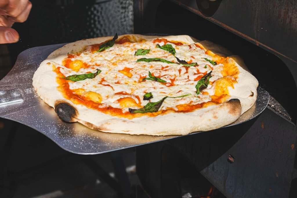 Pizza bakken in een houtoven