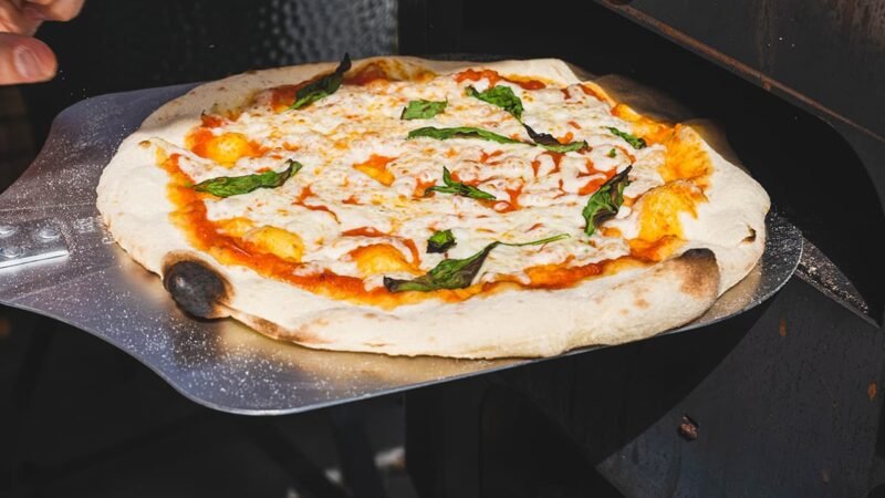 Pizza bakken in een houtoven