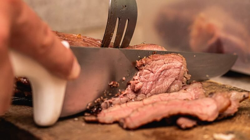 Het snijden van gebakken vlees haaks op de draad