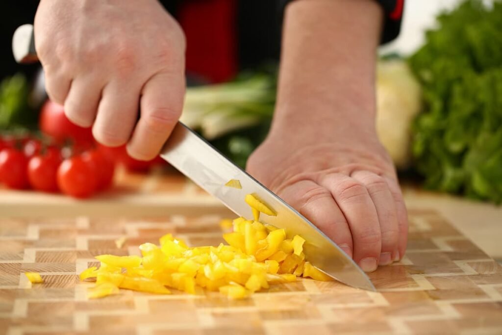 Kok snijd brunoise van paprika