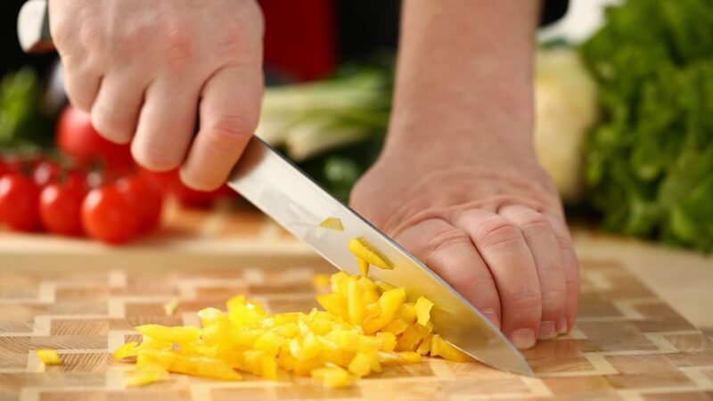 Kok snijd brunoise van paprika