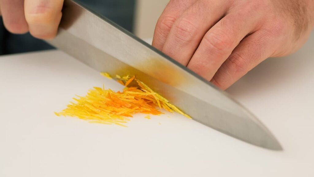 Sinaasappelschil julienne snijden